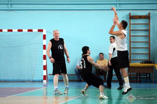 В баскетбольном турнире памяти Николая Желудкова