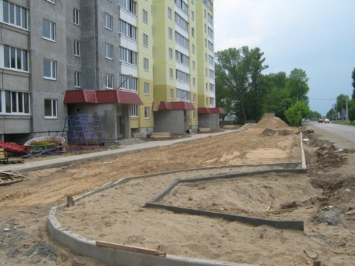 В Бобруйске строят дом с детской площадкой около проезжей части (фото)