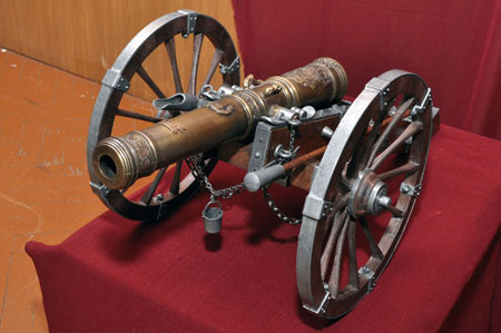 В Новополоцке проходит выставка холодного и огнестрельного оружия