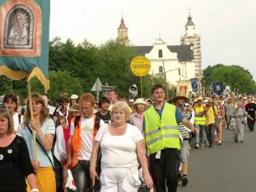 Будслаў. Пілігрымам прыйшлося маліцца перад міліцэйскімі турнікетамі