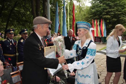 Прынясіце кветкі салдатам, што свабоду для нас здабылі…