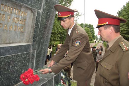 Прынясіце кветкі салдатам, што свабоду для нас здабылі…