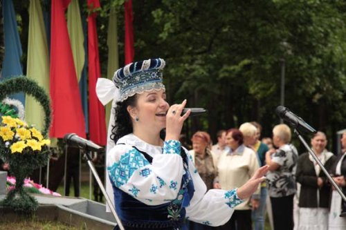 Прынясіце кветкі салдатам, што свабоду для нас здабылі…