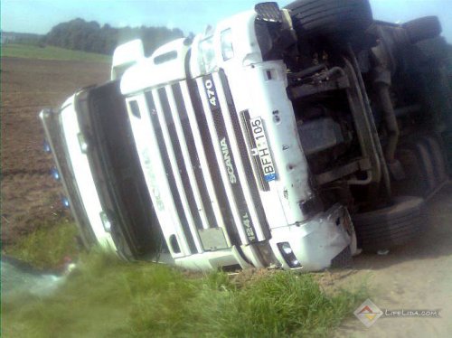 В районе деревни Островля перевернулась фура (фото)