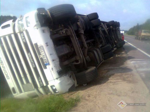 В районе деревни Островля перевернулась фура (фото)