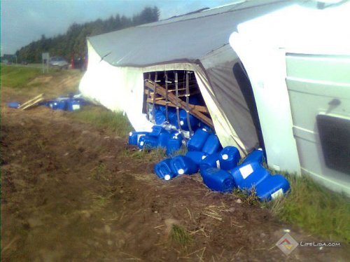 В районе деревни Островля перевернулась фура (фото)