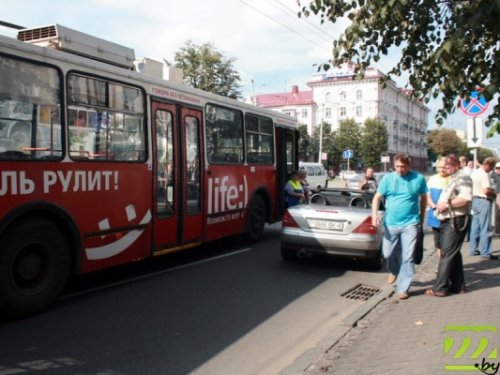 Движение троллейбусов было парализовано из-за Мерседеса SLK 200