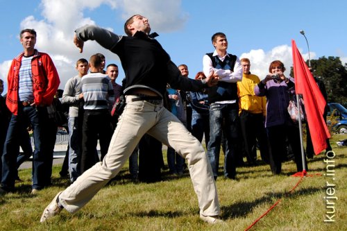 Метнул мобильник дальше всех – выиграл новый