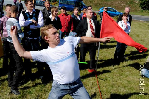 Метнул мобильник дальше всех – выиграл новый