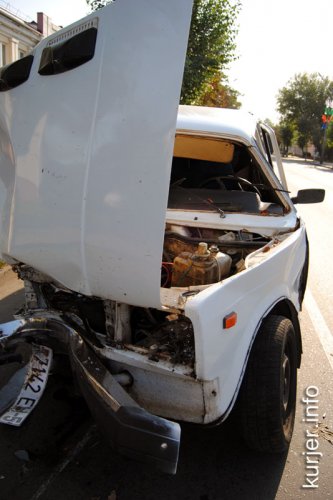 Срубил дерево автомобилем