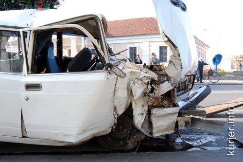 Срубил дерево автомобилем