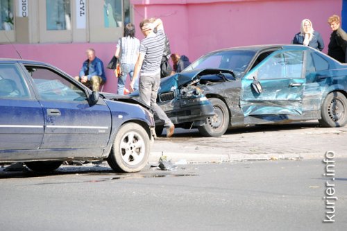 Срубил дерево автомобилем