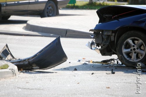 Срубил дерево автомобилем