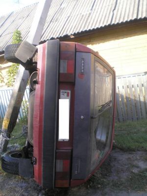 В Калинковичах ВАЗ стокнулся с опорой передач (фото)