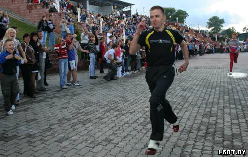 В забеге на шпильках в Речице победил парень (фото)