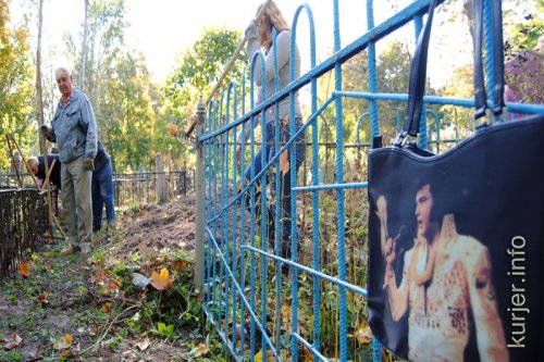 Субботник на кладбище: по плану, не считая инцидента с «могильными» лопатами