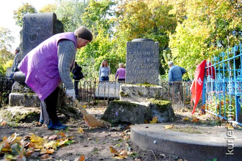 Субботник на кладбище: по плану, не считая инцидента с «могильными» лопатами