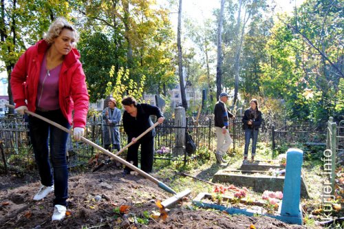 Субботник на кладбище: по плану, не считая инцидента с «могильными» лопатами