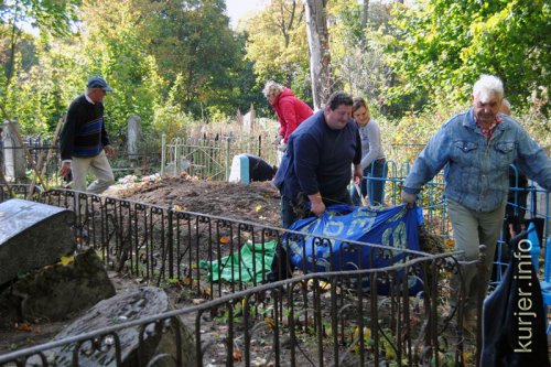 Субботник на кладбище: по плану, не считая инцидента с «могильными» лопатами