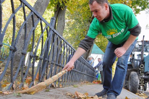 Субботник на кладбище: по плану, не считая инцидента с «могильными» лопатами
