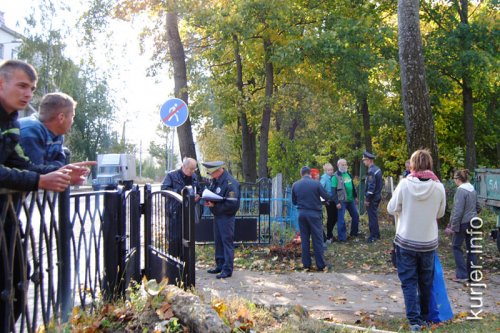 Субботник на кладбище: по плану, не считая инцидента с «могильными» лопатами