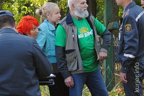 Субботник на кладбище: по плану, не считая инцидента с «могильными» лопатами