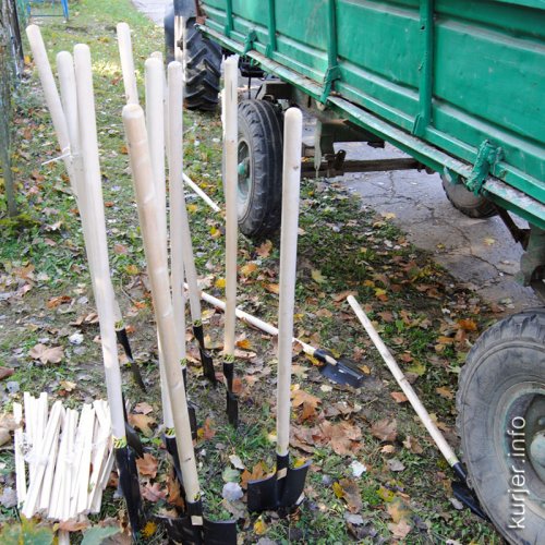 Субботник на кладбище: по плану, не считая инцидента с «могильными» лопатами