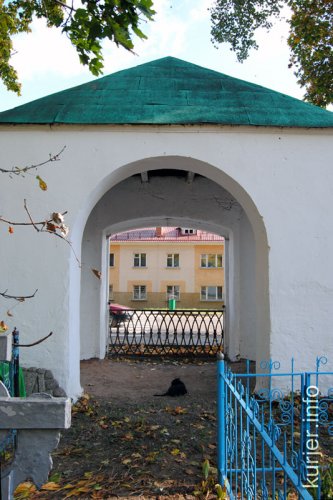 Субботник на кладбище: по плану, не считая инцидента с «могильными» лопатами