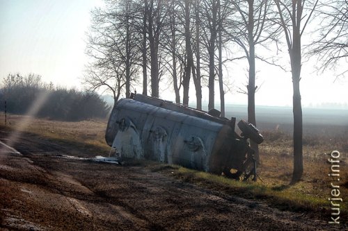 Из оторвавшейся автоцистерны вытекло около шести тонн молока. Фото и видео
