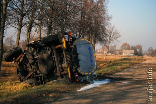 Из оторвавшейся автоцистерны вытекло около шести тонн молока. Фото и видео
