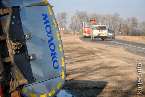 Из оторвавшейся автоцистерны вытекло около шести тонн молока. Фото и видео