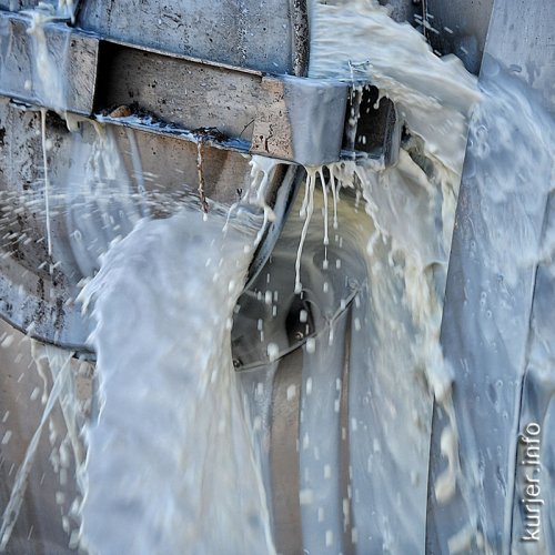 Из оторвавшейся автоцистерны вытекло около шести тонн молока. Фото и видео