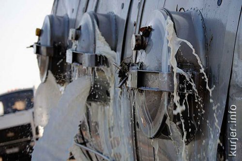 Из оторвавшейся автоцистерны вытекло около шести тонн молока. Фото и видео