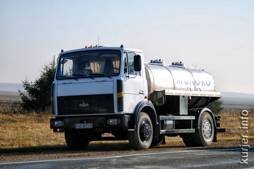 Из оторвавшейся автоцистерны вытекло около шести тонн молока. Фото и видео