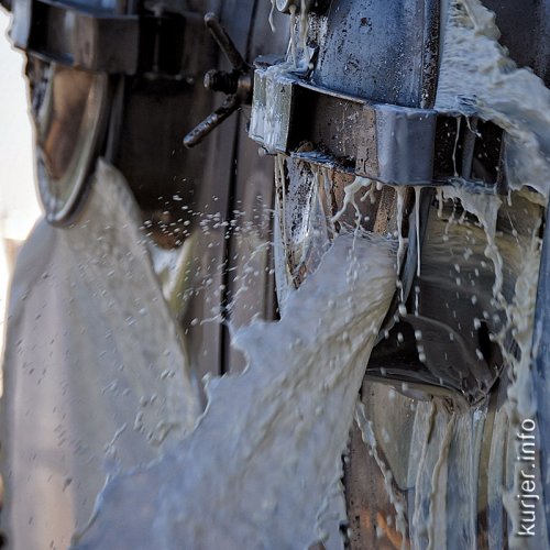 Из оторвавшейся автоцистерны вытекло около шести тонн молока. Фото и видео