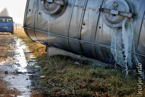 Из оторвавшейся автоцистерны вытекло около шести тонн молока. Фото и видео