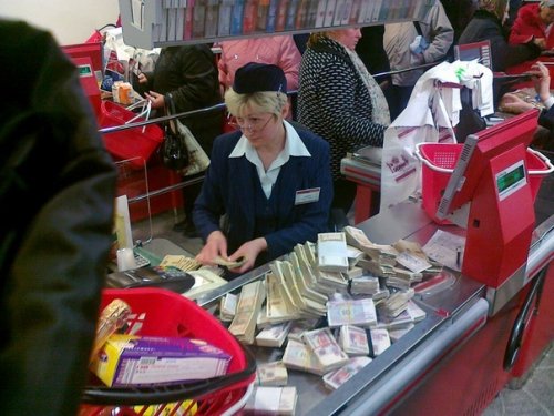 Студенты принесли в магазин 6 кг. денег