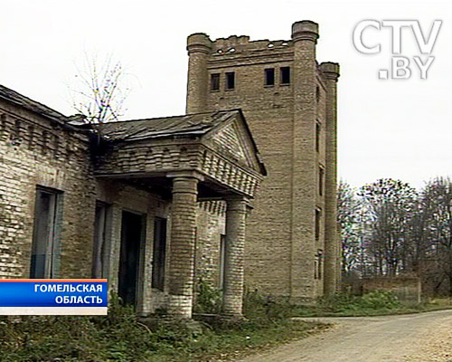 В усадьбе Ястржембских XIX века на Гомельщине живут свиньи (фото) В усадьбе Ястржембских XIX века на Гомельщине живут свиньи (фото)