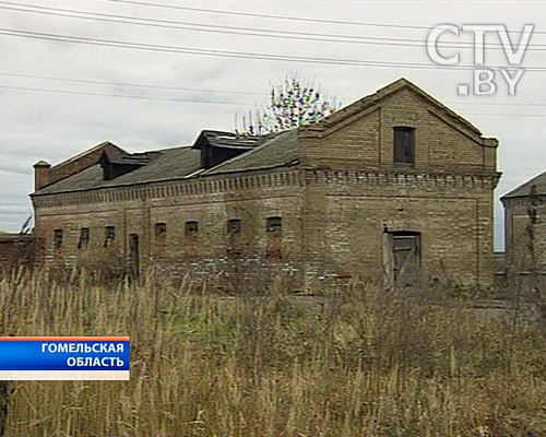 В усадьбе Ястржембских XIX века на Гомельщине живут свиньи (фото) В усадьбе Ястржембских XIX века на Гомельщине живут свиньи (фото)