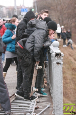 Хонда вылетела с моста. Водолазы ищут тела пассажиров