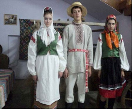 Майстры рэгіёна узнавілі адзенне нашых продкау