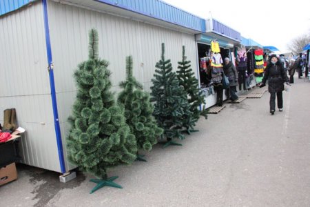 Новогодний базар пестрит разнообразием