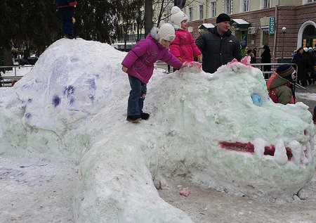 Череду праздничных мероприятий в Могилеве открыло театрализованное шествие «Веселое новогодье»