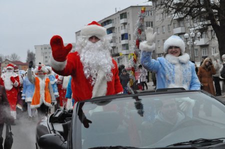 По Слониму прошли маршем Деды Морозы