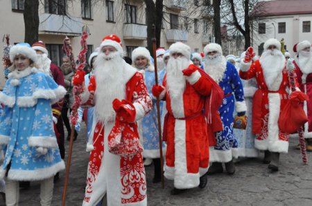 По Слониму прошли маршем Деды Морозы (ВИДЕО)