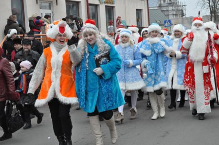 По Слониму прошли маршем Деды Морозы (ВИДЕО)