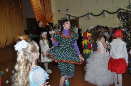 Слонимские артисты дарят праздник детворе