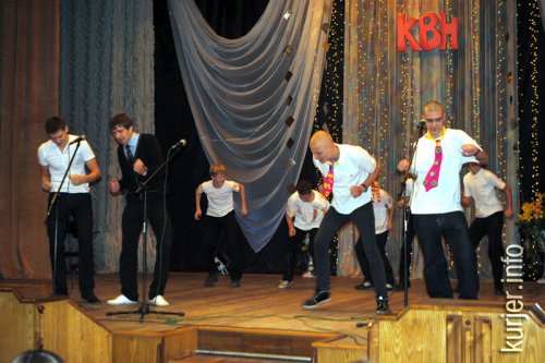 Десять команд КВН вышли в полуфинал