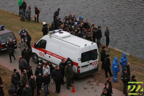 Хонда вылетела с моста. Водолазы ищут тела пассажиров
