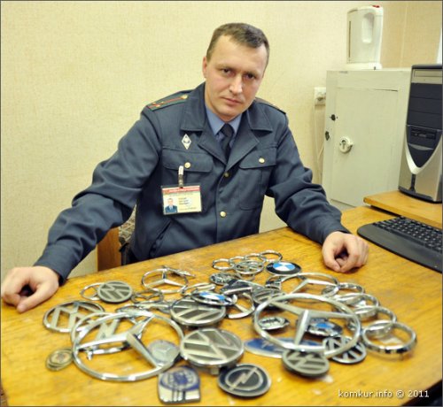 Школьники сняли в бобруйских авто 84 фирменные эмблемы